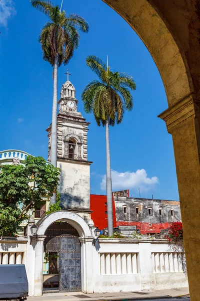 カリブ海のキューバ ハバナ ビエハにある古い教会修道院の時計塔 — ストック写真