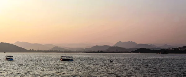 ラジャスタン州 インド アジアの日没時にウダイプールのピコラ湖での眺め — ストック写真