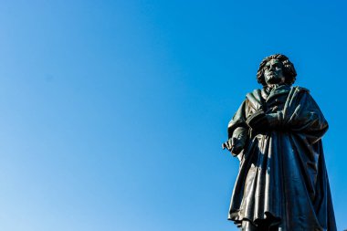 Beethoven 'ın besteci Ludwig van Beethoven heykeli Bonn, Almanya, Avrupa' nın merkezinde