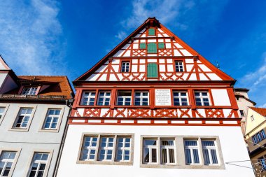 Güney Almanya, Avrupa 'da Rothenburg ob der Tauber' in tarihi merkezinde yarı ahşap bir ev cephesi