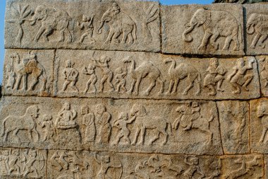 Zengin dekore edilmiş duvar fil oymalarıyla, Mahanavani Dibba, Hampi, Karnataka, Hindistan