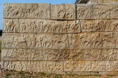 Zengin dekore edilmiş duvar fil oymalarıyla, Mahanavani Dibba, Hampi, Karnataka, Hindistan