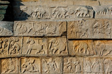 Zengin dekore edilmiş duvar fil oymalarıyla, Mahanavani Dibba, Hampi, Karnataka, Hindistan