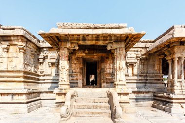 Hampi, Karnataka, Hindistan ve Asya 'daki Sri Virupaksha tapınağının dışında.