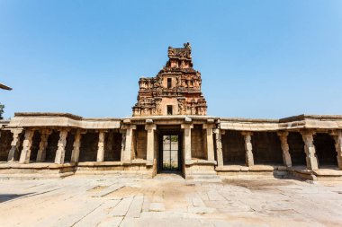 Hampi, Karnataka, Hindistan ve Asya 'daki Sri Virupaksha tapınağının dışında.