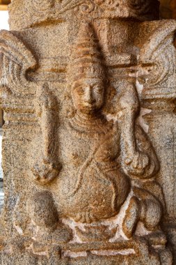 Hampi, Karnataka, Hindistan ve Asya 'daki Sri Virupaksha tapınağında bir kişinin oyması.
