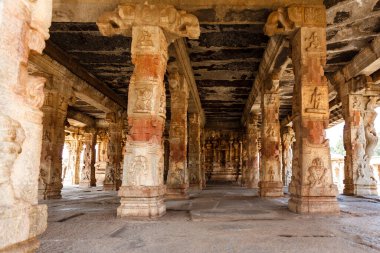Hampi, Karnataka, Hindistan ve Asya 'daki Sri Virupaksha tapınağının içi.