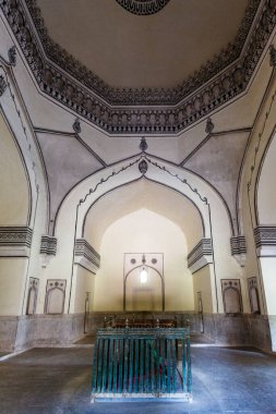 Kutub Shahi Mezarları 'nın İçi (3. Kral İbrahim Quli Kutub Şah' ın Mezarı), Haydarabad, Telangana, Hindistan, Asya