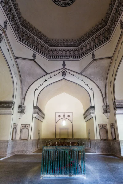 Kutub Shahi Mezarları 'nın İçi (3. Kral İbrahim Quli Kutub Şah' ın Mezarı), Haydarabad, Telangana, Hindistan, Asya