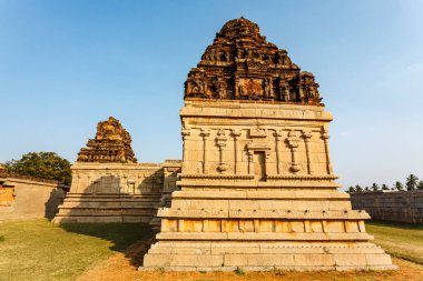 Hampi, Karnataka, Hindistan ve Asya 'daki bir Hindu tapınağının dışında.