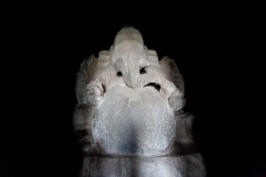 Ganesha heykeli, Hampi, Karnataka, Hindistan, Asya 'daki Kadalekalu Ganesha temposunda büyük bir kayadan oyulmuş.
