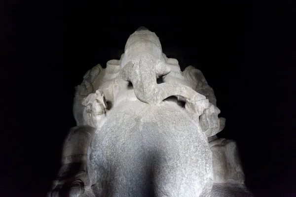 位于印度卡纳塔克邦汉皮市的加达莱卡鲁 加内萨大石头上的加内萨塑像 — 图库照片