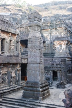 Kailasa tapınağının avlusundaki sütun Ellora mağaraları, Maharashtra, Hindistan, Asya