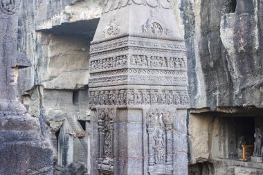 Kailasa tapınağının avlusundaki sütun Ellora mağaraları, Maharashtra, Hindistan, Asya