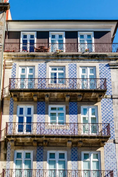 Fasada Portugalskiego Budynku Mieszkalnego Niebieskimi Płytkami Balkonami Porto Portugalia Europa — Zdjęcie stockowe