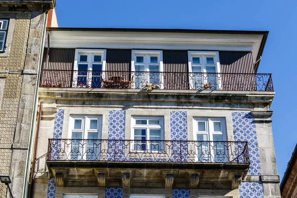 Fassade Eines Portugiesischen Mehrfamilienhauses Mit Blauen Fliesen Und Balkonen Porto — Stockfoto