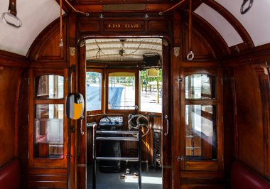 Porto, Portekiz, Avrupa 'da eski bir tramvayın içi ahşap.