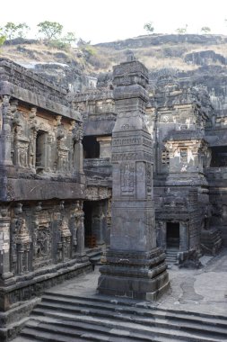 Kailasa tapınağının avlusundaki sütun Ellora mağaraları, Maharashtra, Hindistan, Asya