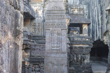 Kailasa tapınağının avlusundaki sütun Ellora mağaraları, Maharashtra, Hindistan, Asya