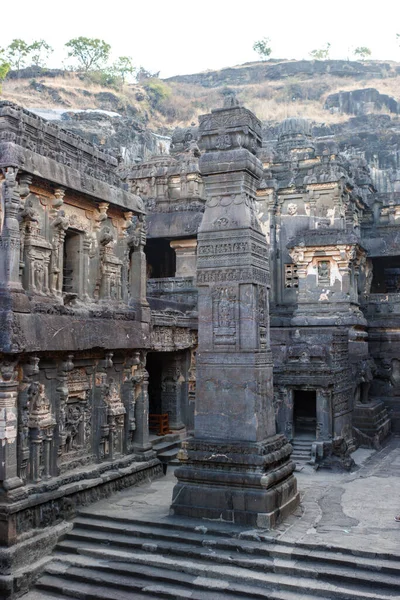 エローラ洞窟 マハラシュトラ州 インド アジアのカイラサ寺院の中庭の柱 — ストック写真