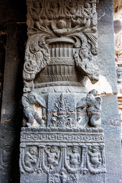 印度马哈拉施特拉邦Ellora洞内Kailasa庙宇内饰有大象的富饶柱子 — 图库照片