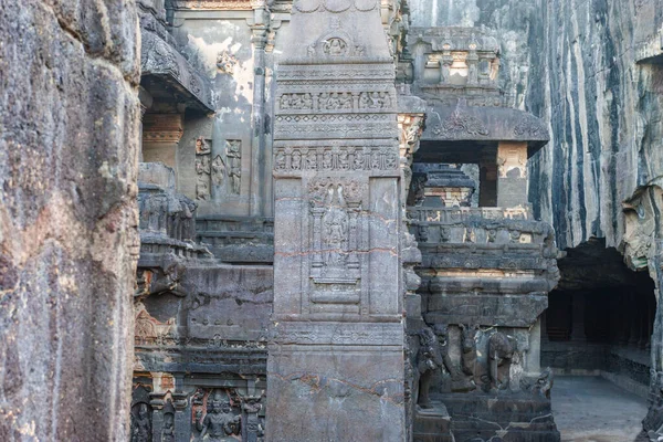 エローラ洞窟 マハラシュトラ州 インド アジアのカイラサ寺院の中庭の柱 — ストック写真