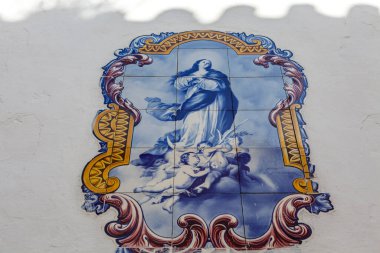 Portekiz fayansları, Portekiz, Portekiz, Avrupa 'da bir binanın beyaz duvarına Bakire Meryem resmi çiziyor.
