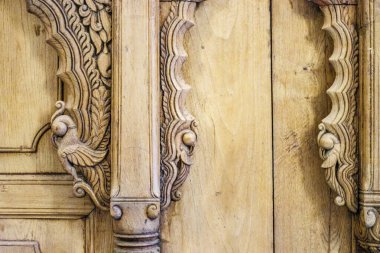 Tahta kapılar yontulmuş kuşlarla süslenir, Taj Mahal Sarayı, Mumbai, Maharashtra, Hindistan, Asya