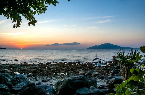 Západ Slunce Oblázková Pláž Waigete Flores Indonésie Asie — Stock fotografie