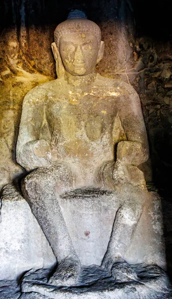 富饶的洞室内部装饰着三尊佛像 埃洛拉洞窟 印度马哈拉施特拉邦 — 图库照片
