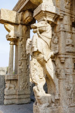 Hampi, Karnataka, Hindistan ve Asya 'daki Kuduregombe Mandala tapınağının dışında.