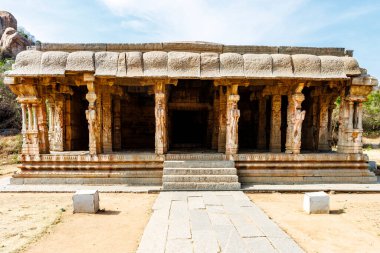 Hampi, Karnataka, Hindistan ve Asya 'daki Kuduregombe Mandala tapınağının dışında.