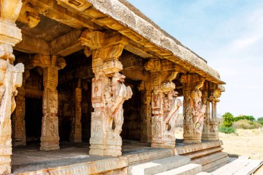 Hampi, Karnataka, Hindistan ve Asya 'daki Kuduregombe Mandala tapınağının dışında.