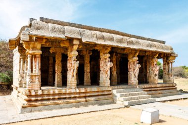 Hampi, Karnataka, Hindistan ve Asya 'daki Kuduregombe Mandala tapınağının dışında.