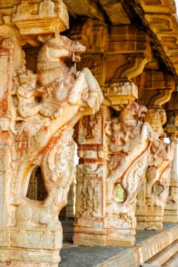 Hampi, Karnataka, Hindistan ve Asya 'daki Kuduregombe Mandala tapınağının dışında.