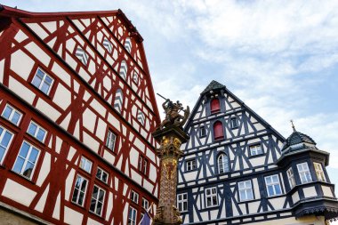 Yarı ahşap bir ev, Aziz George heykeli ve Güney Almanya 'nın tarihi Rothenburg ob der Tauber kasabasındaki Drake' in cephesi.