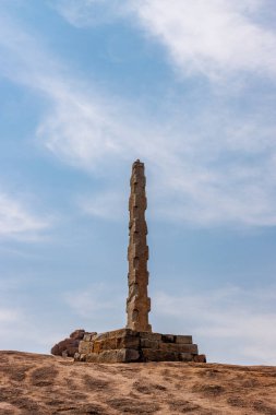 Narasimha tapınağının yanındaki taş sütun, Hampi, Karnataka, Hindistan, Asya