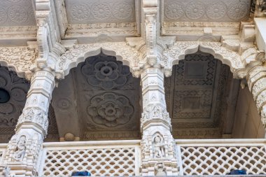Mumbai, Fort, Mumbai, Maharashtra, Hindistan ve Asya 'nın eski merkezindeki zengin dekore edilmiş Jain tapınağının dışında.
