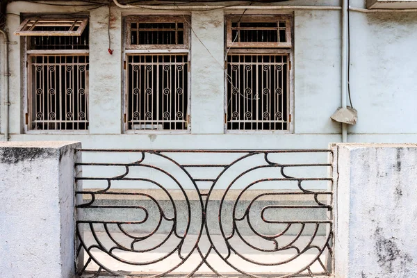 ムンバイ マハラシュトラ州 インド アジアのヴィクトリア朝様式とアート デコ様式のアパートの外観 — ストック写真
