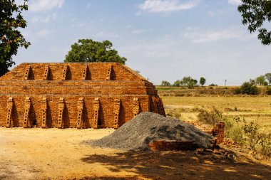 Karnataka, Hindistan ve Asya 'daki kırmızı kil tuğla fabrikası.