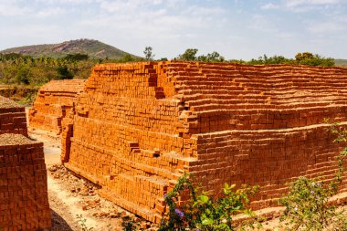 Karnataka, Hindistan ve Asya 'daki kırmızı kil tuğla fabrikası.