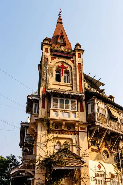 印度马哈拉施特拉邦孟买历史中心的旧殖民建筑和卫理公会教堂 — 图库照片