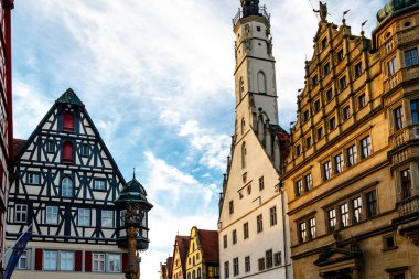 Güney Almanya, Avrupa 'da Rothenburg ob der Tauber' in tarihi merkezinde yarı ahşap bir ev cephesi
