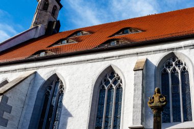Rothenburg ob der Tauber, Almanya, Avrupa 'da beyaz bir kilisenin önündeki erkek deniz kızı heykeli
