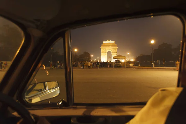印度大门口 旧称全印度战争纪念馆 位于亚洲新德里的一辆经典印度汽车的窗户上 — 图库照片