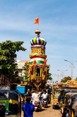 Karnataka, Hindistan ve Asya sokaklarında Hindu kutlamaları için zengin bir savaş arabası.