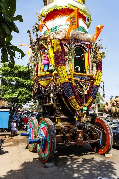 インド カルナータカ州ホセットの路上でヒンズー教のお祝いのために豊かな装飾された戦車 — ストック写真
