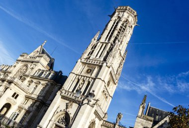 Paris, Fransa, Avrupa 'daki Saint-Germain-l' Auxerrois kilisesinin cephesi ve kulesi