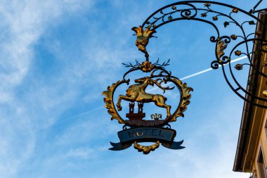Rothenburg ob der Tauber, Almanya 'da demir ve altın otel tabelası astı.