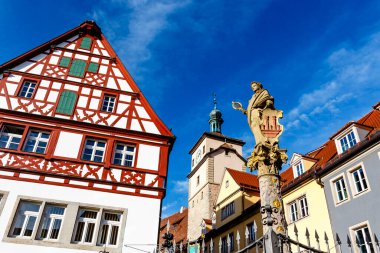 Yarı keresteli evleri olan Rothenburg ob der Tauber 'in tarihi merkezi, Bayern, Almanya, Avrupa